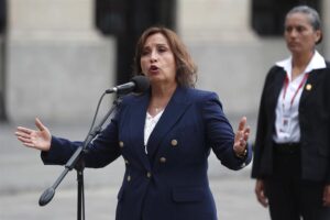 Boluarte exige al Congreso adelantar elecciones 