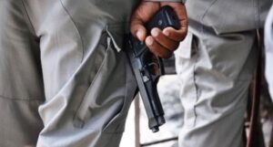Cae otro presunto delincuente en intercambio de disparos con policías