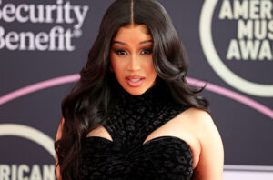 Cardi B lanza el micrófono a espectador; Canción continúa sonando