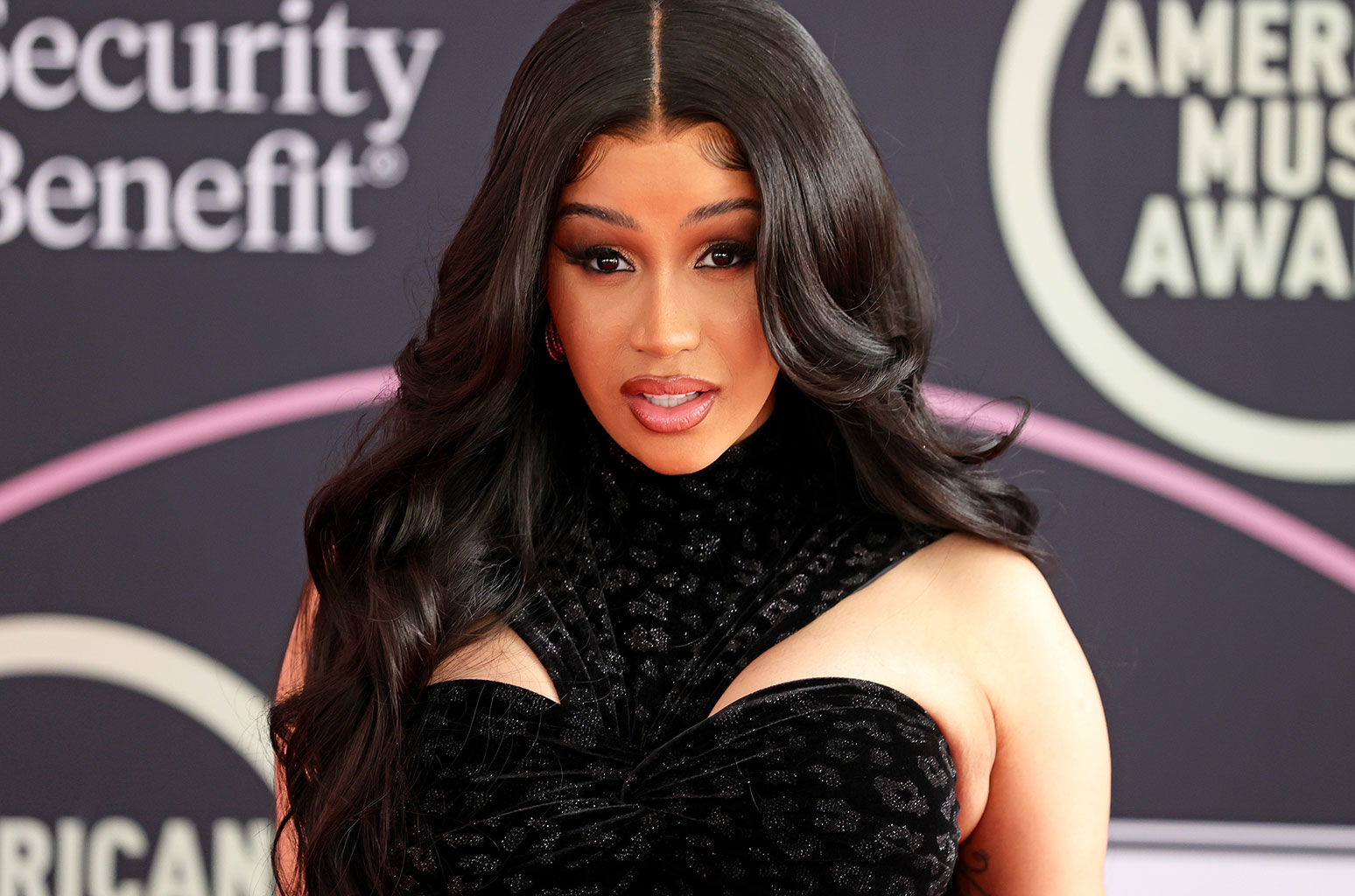 Cardi B lanza el micrófono a espectador; Canción continúa sonando