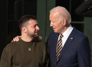 Biden pide una paz justa para Ucrania y Zelenski recuerda que la guerra sigue 