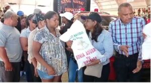 Diputada de Dajabón entrega alimentos a familias para la cena de Noche Buena