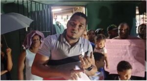 Denuncian dueño de drink y su esposa atracan cliente y luego le fabrican expediente