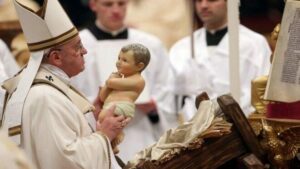 El papa denuncia en la misa del gallo una humanidad insaciable de poder y dinero