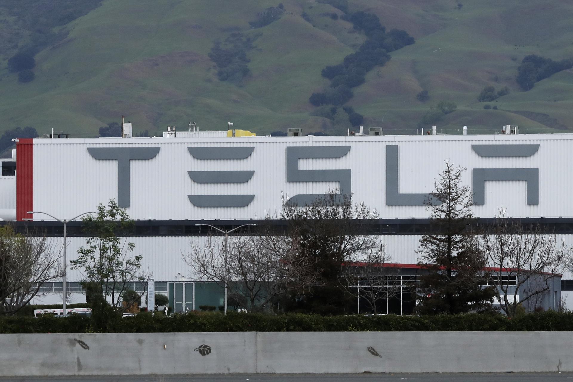 Elon Musk vende acciones de Tesla por 3,500 millones