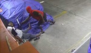 VIDEO: Hombre se lleva escopeta de un guachimán mientras dormía en un parqueo