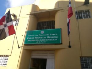 Ante robos e invasión de animales construyen muro en alrededores de escuela en Samaná