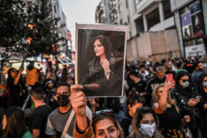 Irán suprime la policía de la moral