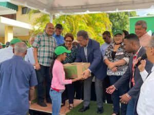 Cientos abarrotan local Fuerza del Pueblo: Leonel Fernández entrega sus “cajas navideñas”