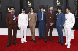 Miembro de la banda surcoreana BTS comienza a realizar el servicio militar