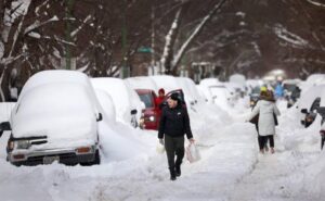Nevadas afectan vuelos y albergues en Estados Unidos