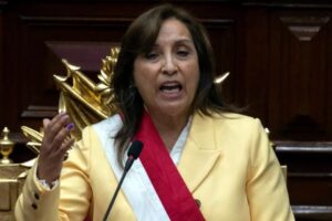 Presidenta de Perú propone adelantar comicios ante protestas