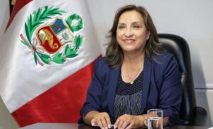 Primera presidenta de Perú gobernará sin apoyo parlamentario