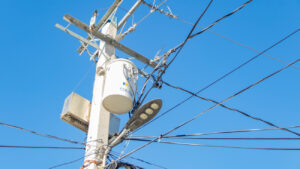 Un joven de 22 años en San Juan murió electrocutado tras hacer contacto con un cable del tendido eléctrico mientras operaba una bomba de agua.