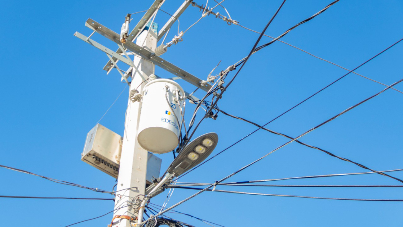 Un joven de 22 años en San Juan murió electrocutado tras hacer contacto con un cable del tendido eléctrico mientras operaba una bomba de agua.