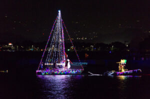 Un desfile de barcos iluminados celebra la Navidad en Puerto Rico

