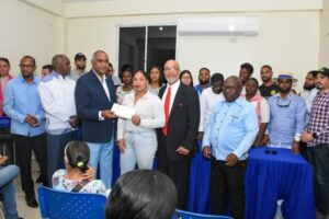 Julito Fulcar entrega becas universitarias a estudiantes meritorios de Bani