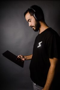 Adrián Santos influencer  de la industria musical