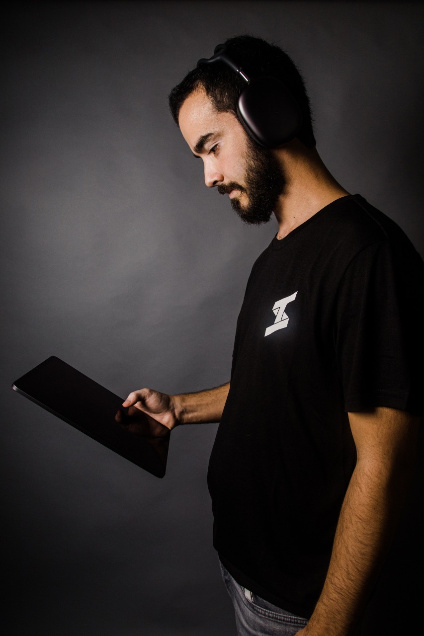 Adrián Santos influencer de la industria musical