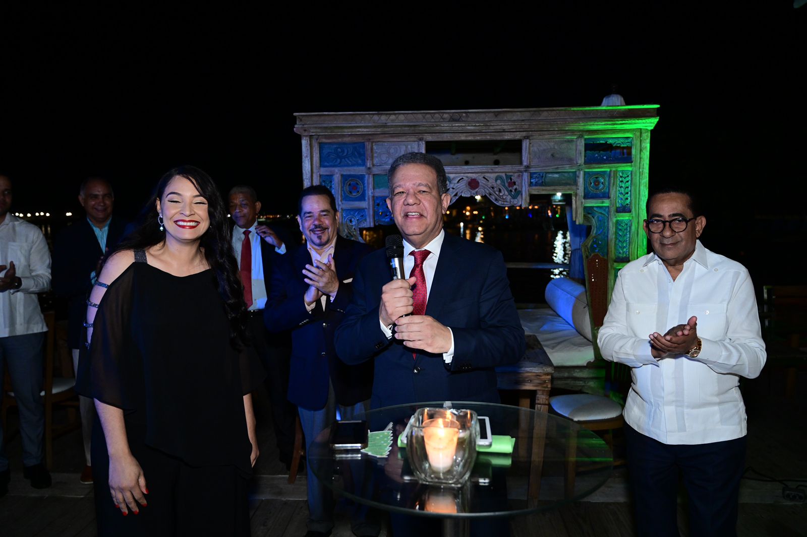 Leonel Fernández celebra con empresarios cóctel navideño