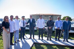 Abinader entrega vehículo para fortalecer seguridad turística