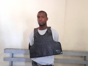 Policía Preventiva apresar hombre y le ocupa un chaleco antibala Barahona