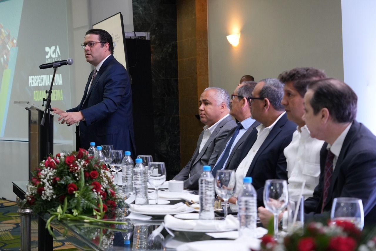 Director de aduanas encabezó Almuerzo- conferencia “Perspectiva de una aduana moderna”