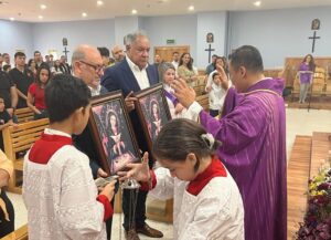 La Embajada dominicana en Qatar entroniza imagen de la Virgen de La Altagracia