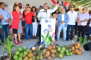 Con inversión de 883 millones de pesos, el gobierno lanza proyecto de nuevas plantaciones de coco 