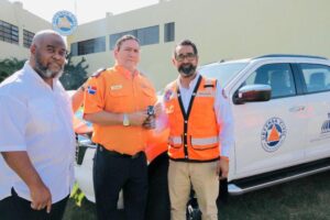 Defensa Civil adquiere bote y entrega camioneta a su oficina provincial en Sánchez Ramírez 