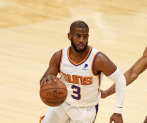 Basquetbolista Chris Paul se gradúa en comunicación en Winston Salem