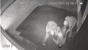 Delincuentes cortan bolsillos de pantalón a hombre que se resistía a ser atracado en SFM 