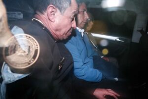 El expresidente de Perú Pedro Castillo sale detenido en un vehículo policial de la Prefectura de Lima, el 7 de diciembre de 2022, en Lima (Perú). EFE/Renato Pajuelo