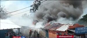 Fuego afecta ocho casuchas y una gomería en sector de zona Sur de Santiago