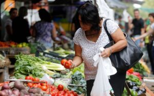 Comerciantes garantizan abastecimiento alimentos típicos de la época navideña