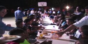 Comunicador realiza cena navideña a favor de niños y niñas de escasos recursos en SJM
