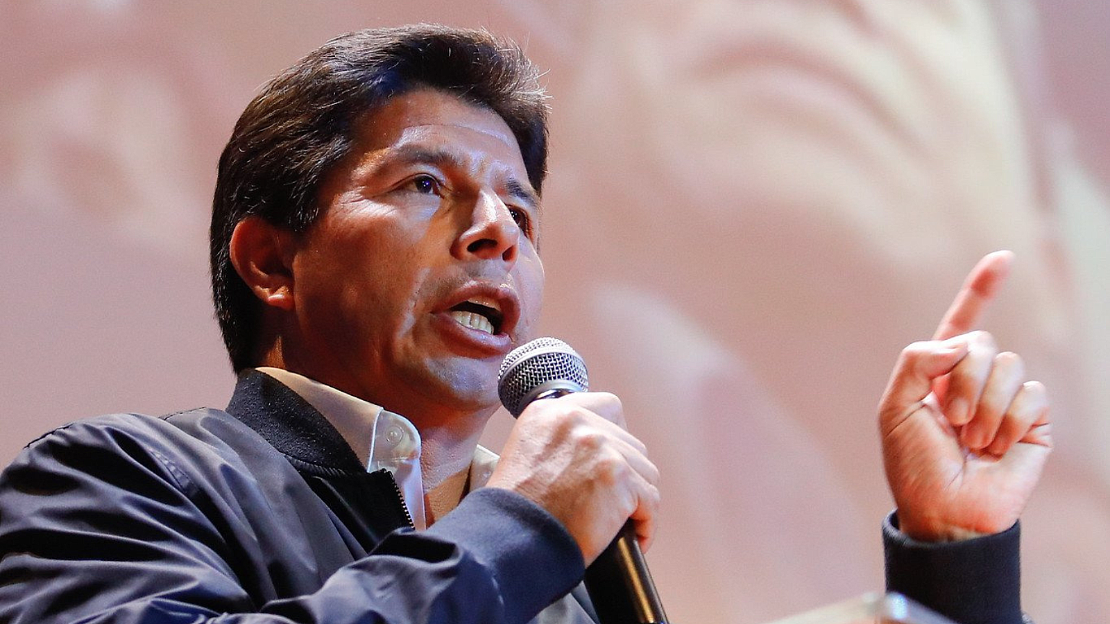 Pedro Castillo disuelve Congreso de Perú e instaura "gobierno de excepción"