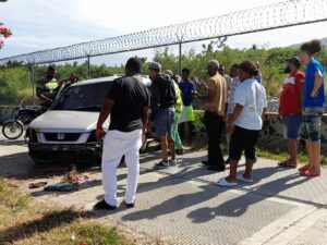 Mujer pierde control de vehículo y se estrella con verja ciclónica del ERD en Barahona