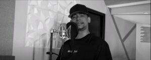 Fanáticos del Poeta Callejero le donan dinero luego de su nuevo tema musical 