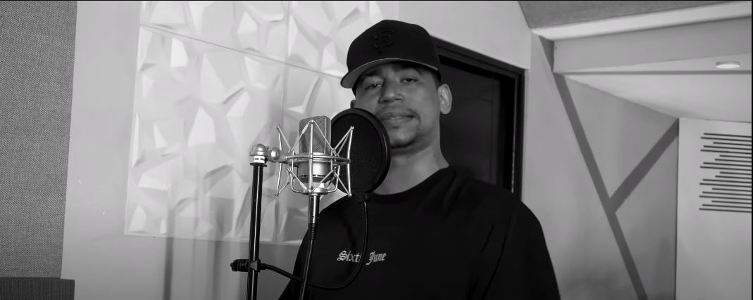 Fanáticos del Poeta Callejero le donan dinero luego de su nuevo tema musical
