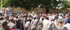 Veteranos PN protestan a las afueras del Palacio Nacional
