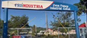Plan Social de la Presidencia entrega raciones navideñas a trabajadoras de zona franca en Cotuí