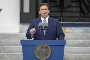 DeSantis busca detalles sobre universitarios con disforia de género