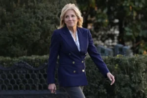 Operan a Jill Biden para extirparle lesión sobre un ojo 