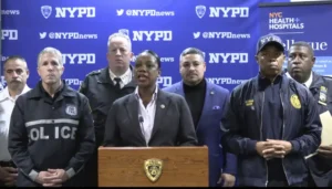Detienen a hombre que atacó a policías con machete en NY 
