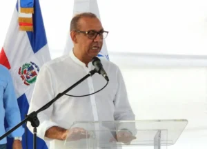 Autoridades entregan segunda etapa de proyecto habitacional para afectados del huracán George 