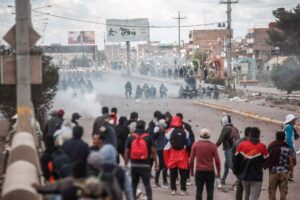 Perú aprueba toque de queda nocturno durante tres días en Puno tras violentas protestas 