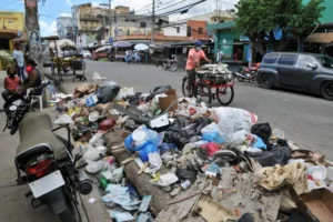 En El Tamarindo dicen estar arropados de basura 