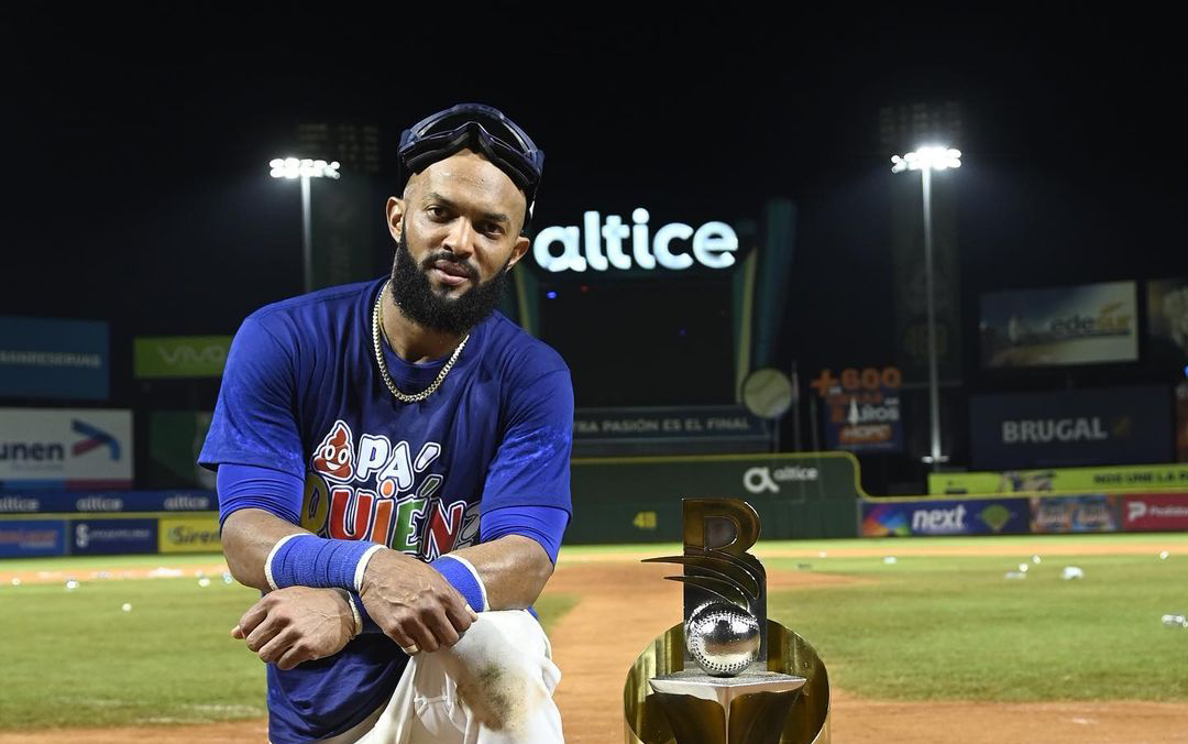 La charla de Emilio Bonifacio con el trofeo de Lidom