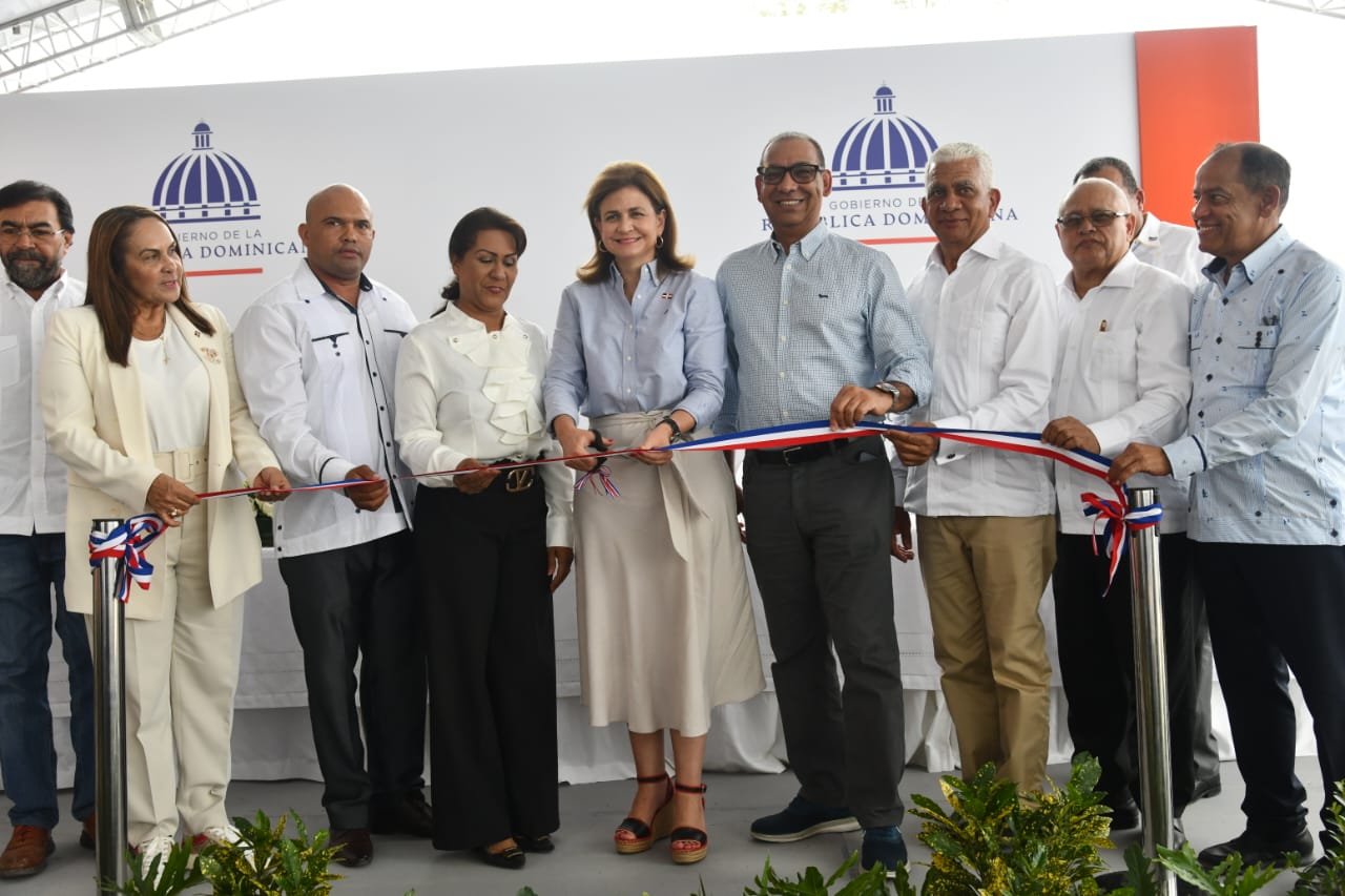 Raquel Peña inaugura carretera en provincia Sánchez Ramírez